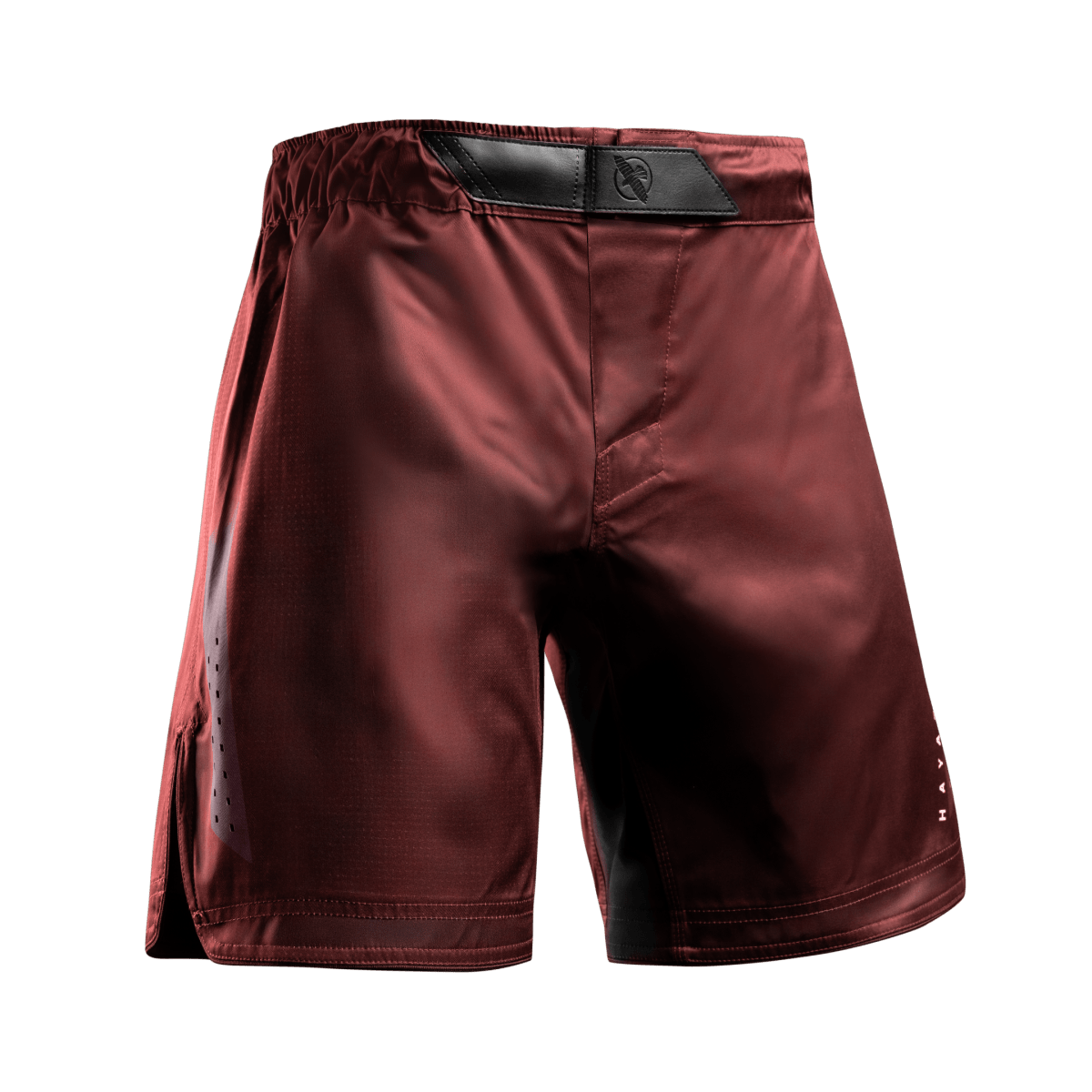 Vue de face du short rouge Hayabusa Core 3/4 Thigh MMA, système de fermeture à double sécurité