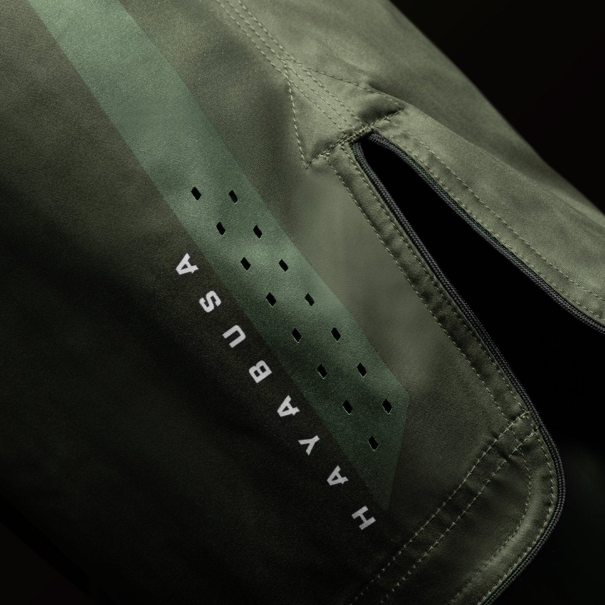 Détail du branding Hayabusa sur la jambe du short 3/4 vert pour MMA