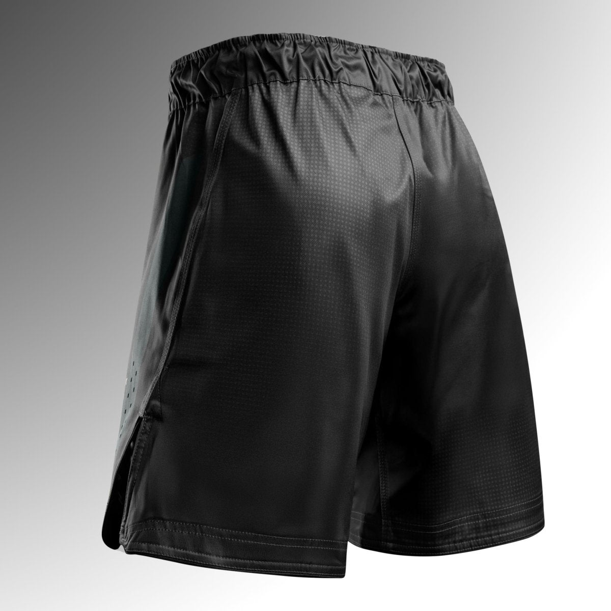 Bakifrån av de svarta Hayabusa Core MMA-shortsen i full längd, klassiskt kort snitt med lång bräda