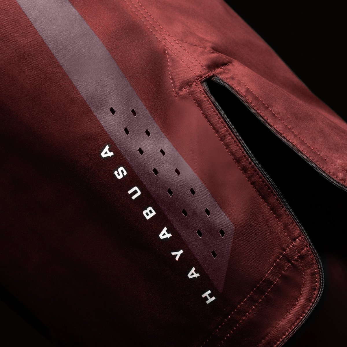 Sidovy av de röda Hayabusa Core Full-Length MMA-shortsen med laserventilationshål