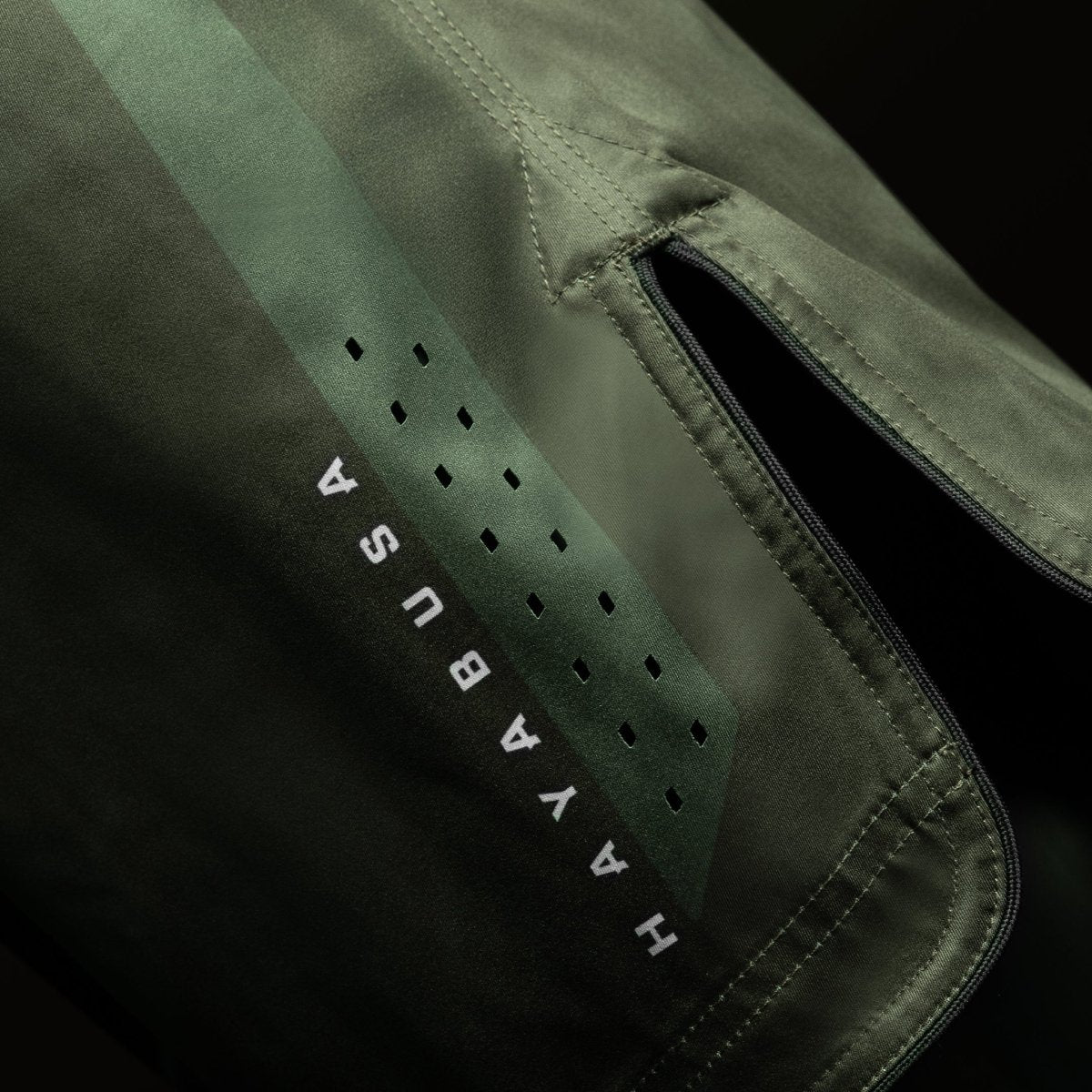 Sidovy av de gröna Hayabusa Core Full-Length MMA-shortsen, detalj av fullängdspassformen