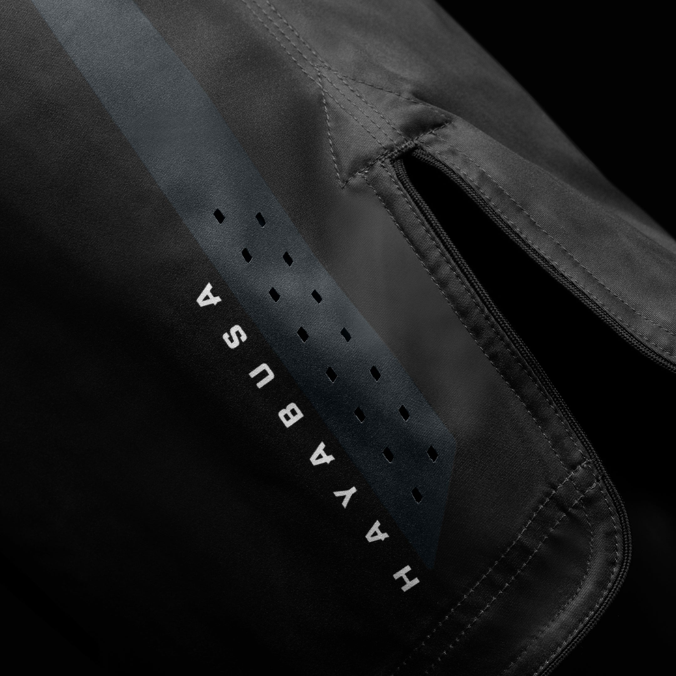 Vista laterale dei pantaloncini MMA Hayabusa Core Mid-Thigh neri, evidenzia gli spacchi laterali per la mobilità