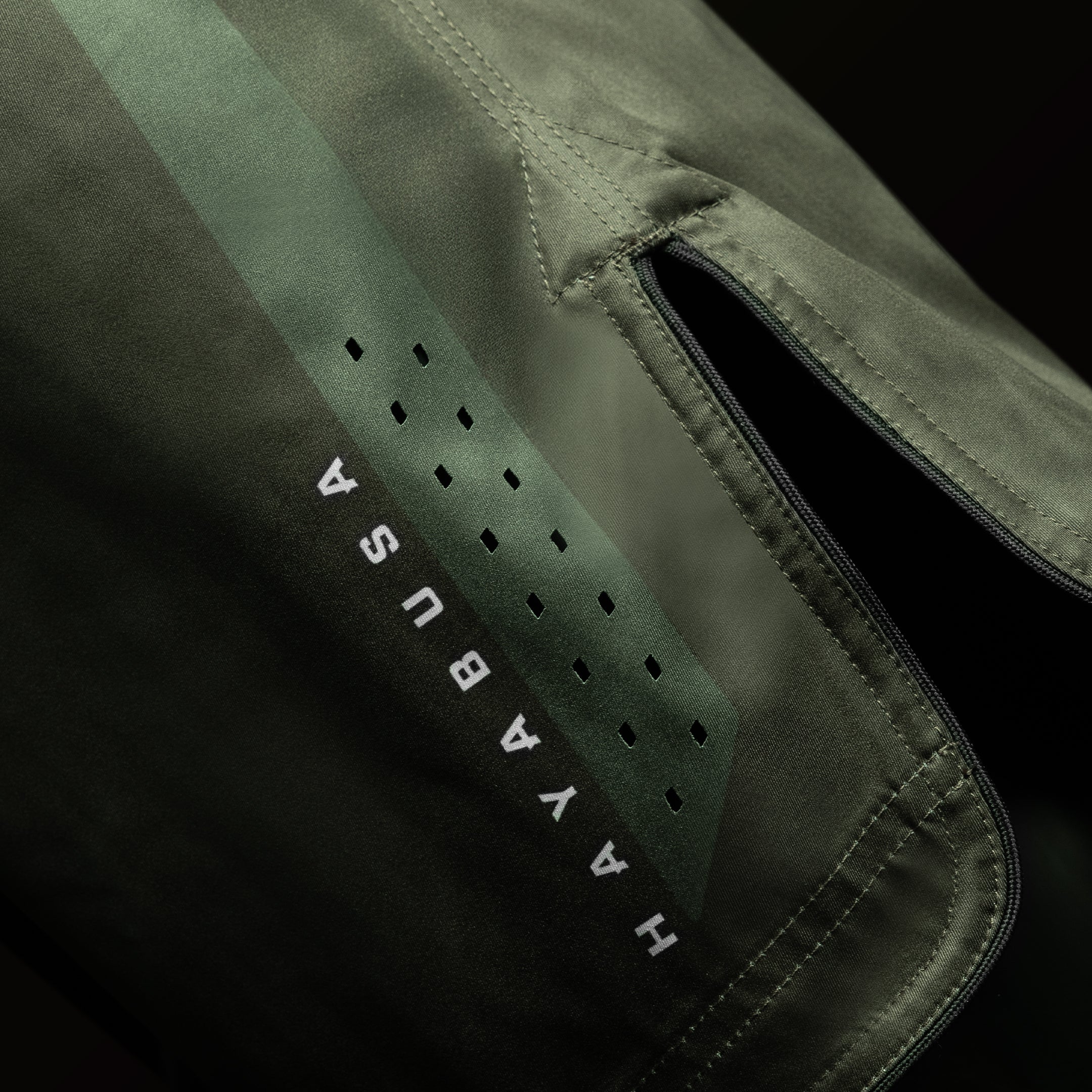 Vista laterale dei pantaloncini MMA Hayabusa Core Mid-Thigh verdi, evidenzia gli spacchi laterali per la mobilità