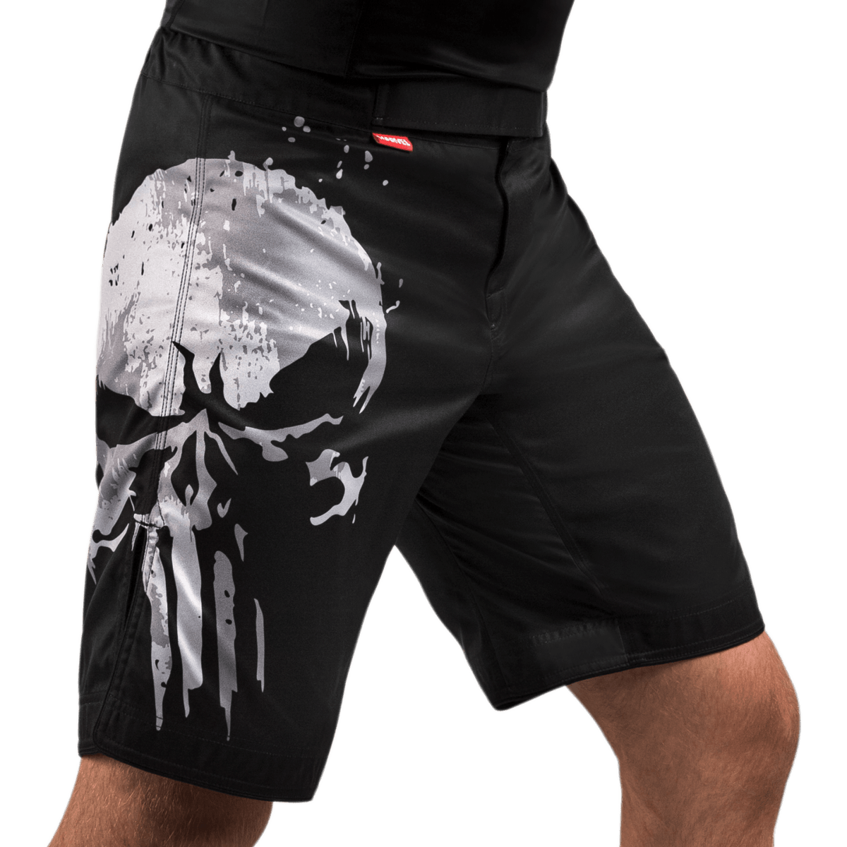 Sportovec v kraťasech Hayabusa Marvel Punisher MMA Shorts, pohled zepředu zobrazující ergonomický střih a bojový střih
