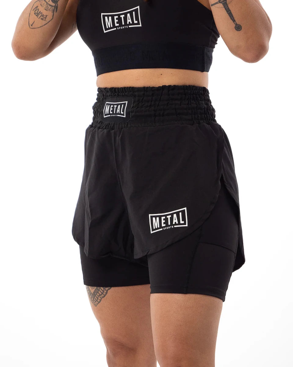 Vooraanzicht van de zwarte 2in1 Metal Boxe damesshort voor MMA en kickboksen