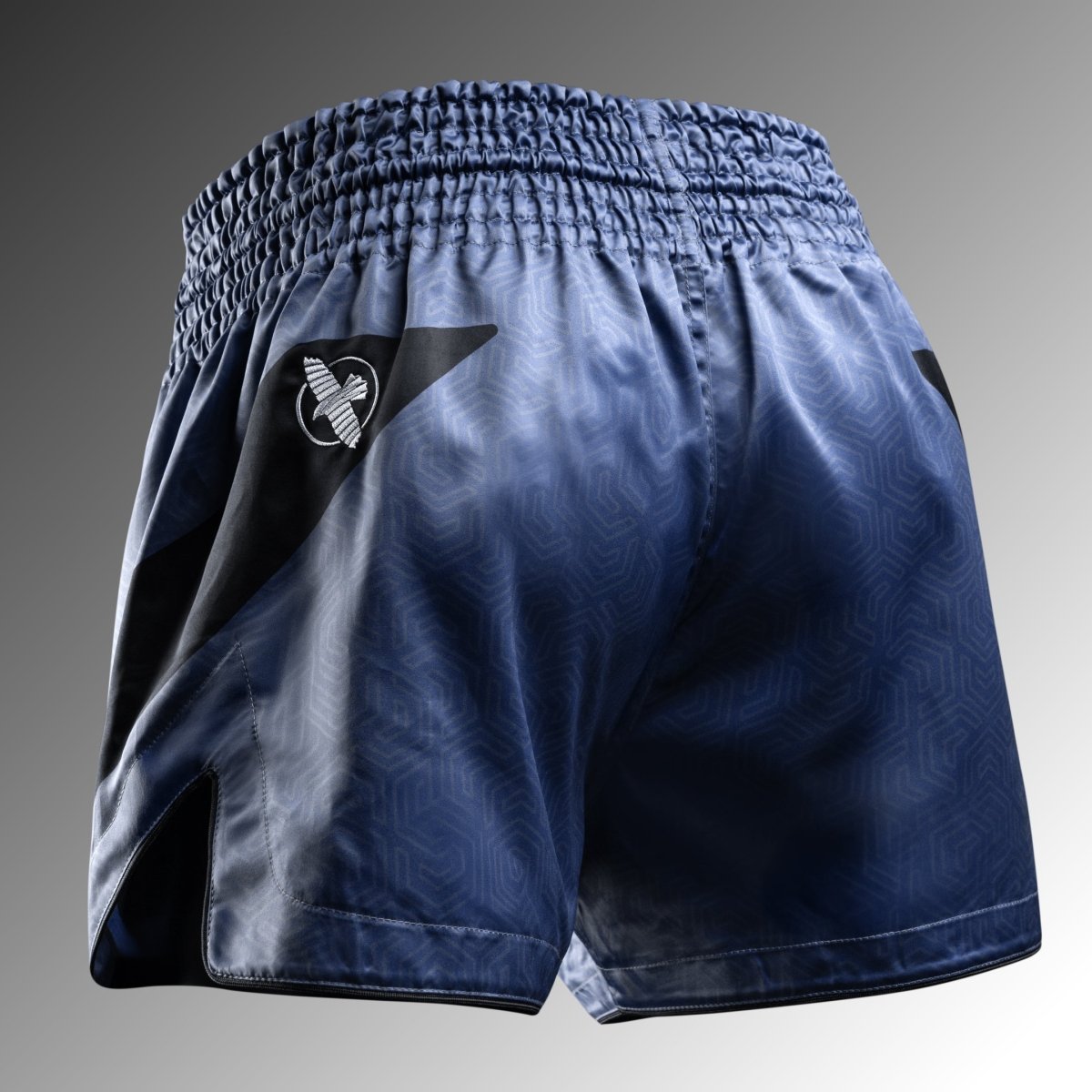 Zadní část modrých šortek Hayabusa Core Muay Thai s elastickým pasem