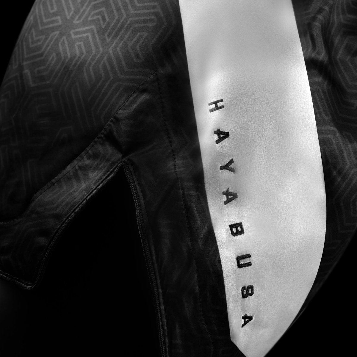 Detail zesílených švů a bočního rozparku černých kraťasů Hayabusa Core