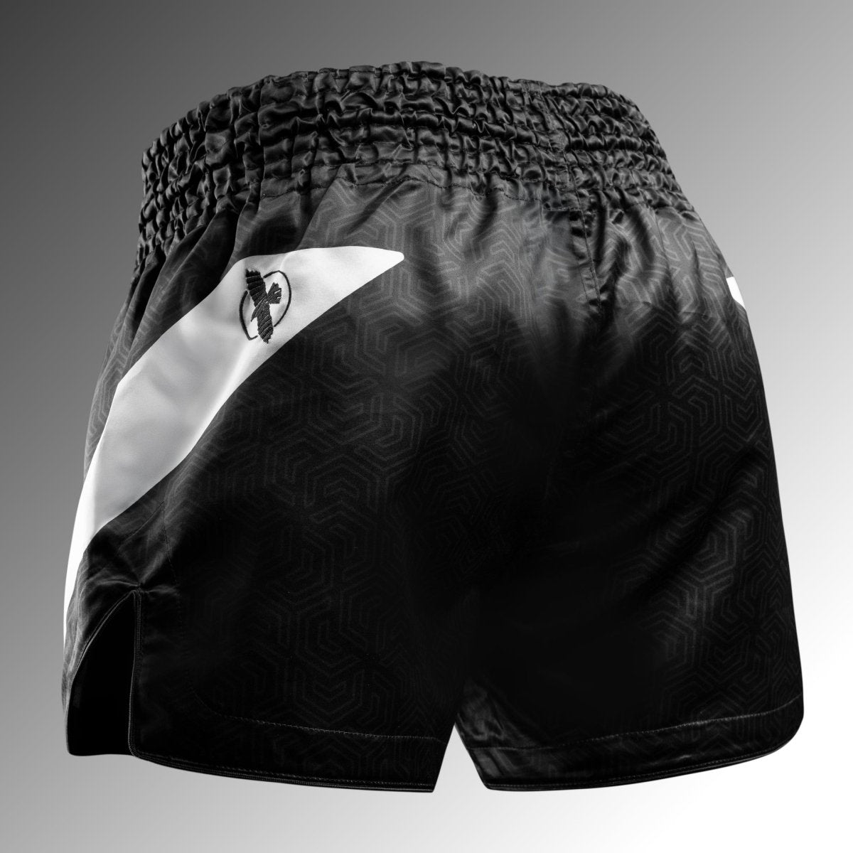 Zadní část černých šortek Hayabusa Core Muay Thai s elastickým pasem
