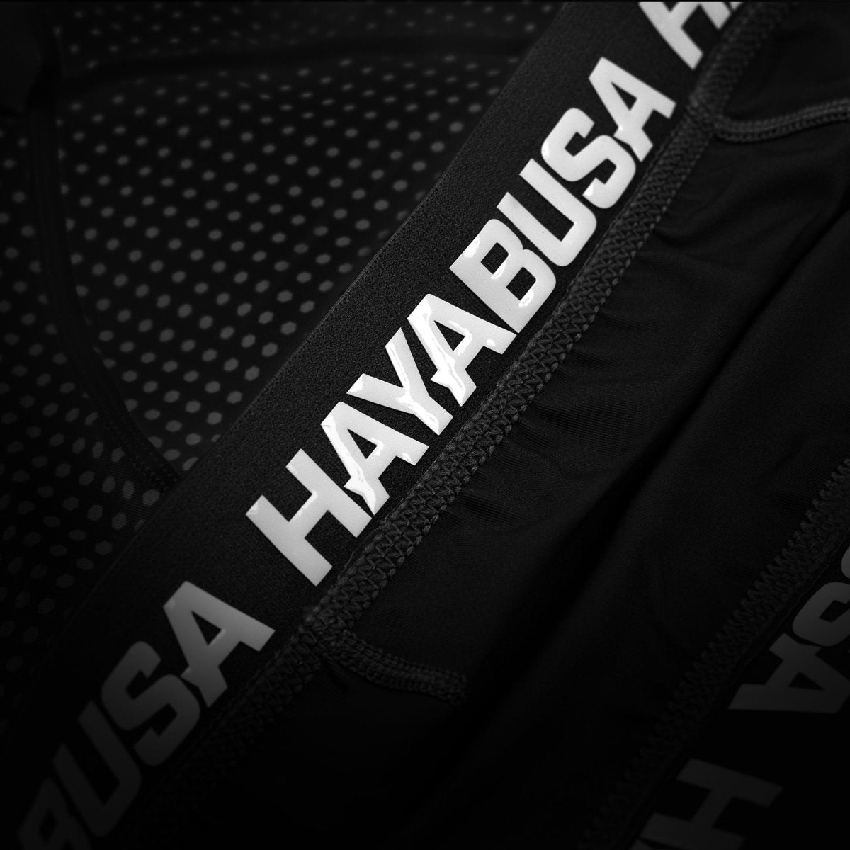 Detail van het Hayabusa-logo en tekst op de pijp van de zwarte Vale Tudo-short