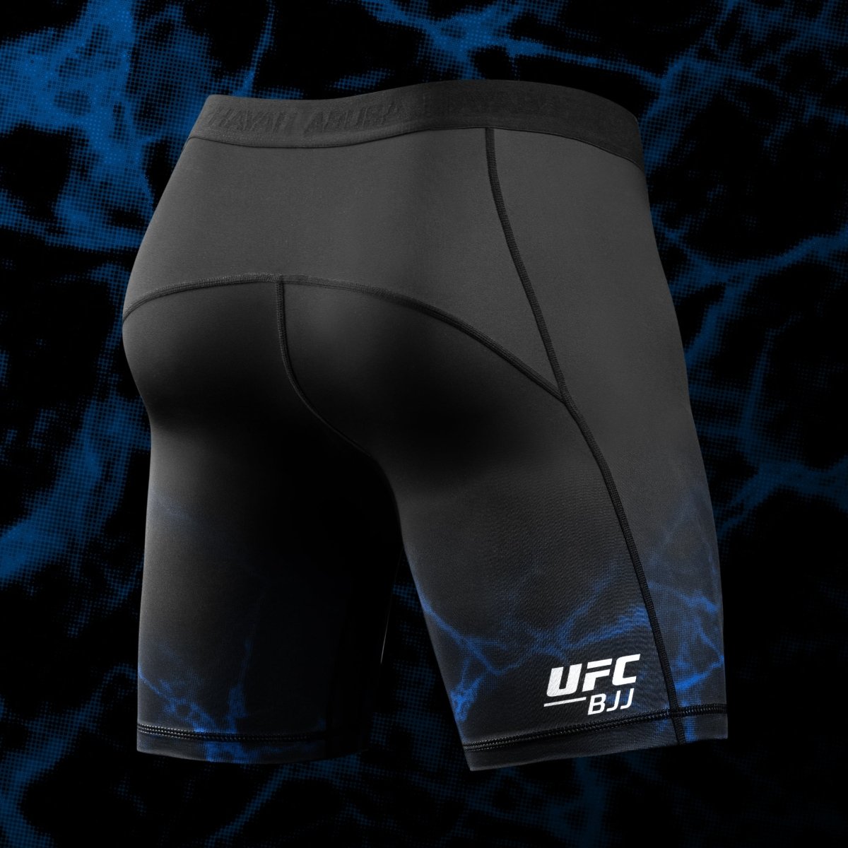 Achteraanzicht van de officiële UFC BJJ-short in blauw en zwart, ademende technische stof
