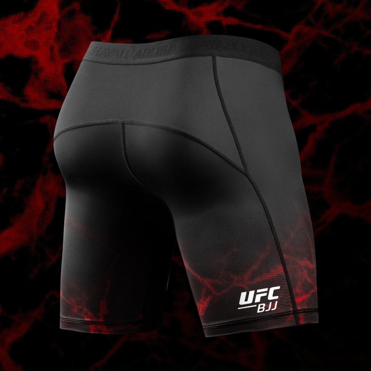 Achteraanzicht van de UFC BJJ Vale Tudo short zwart rood, versterkte anti-schuurstiksels