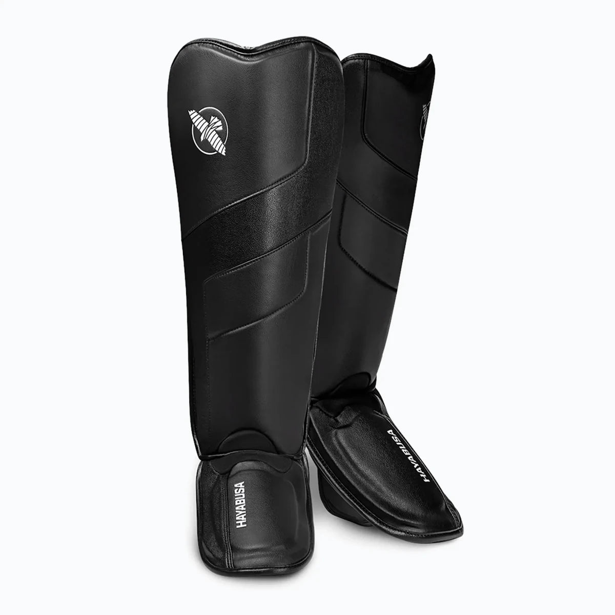 Protège-tibias noirs Hayabusa T3 Full Back, vue avant de l'équipement professionnel de Kickboxing.