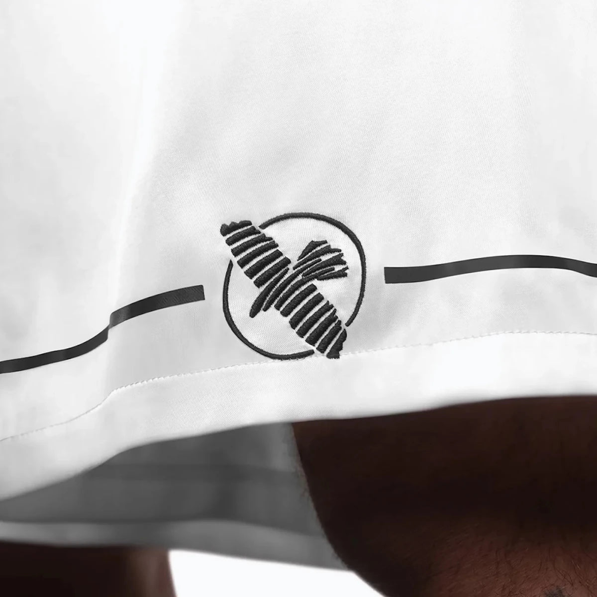 Geborduurde patch met Hayabusa-logo op witte boksshort