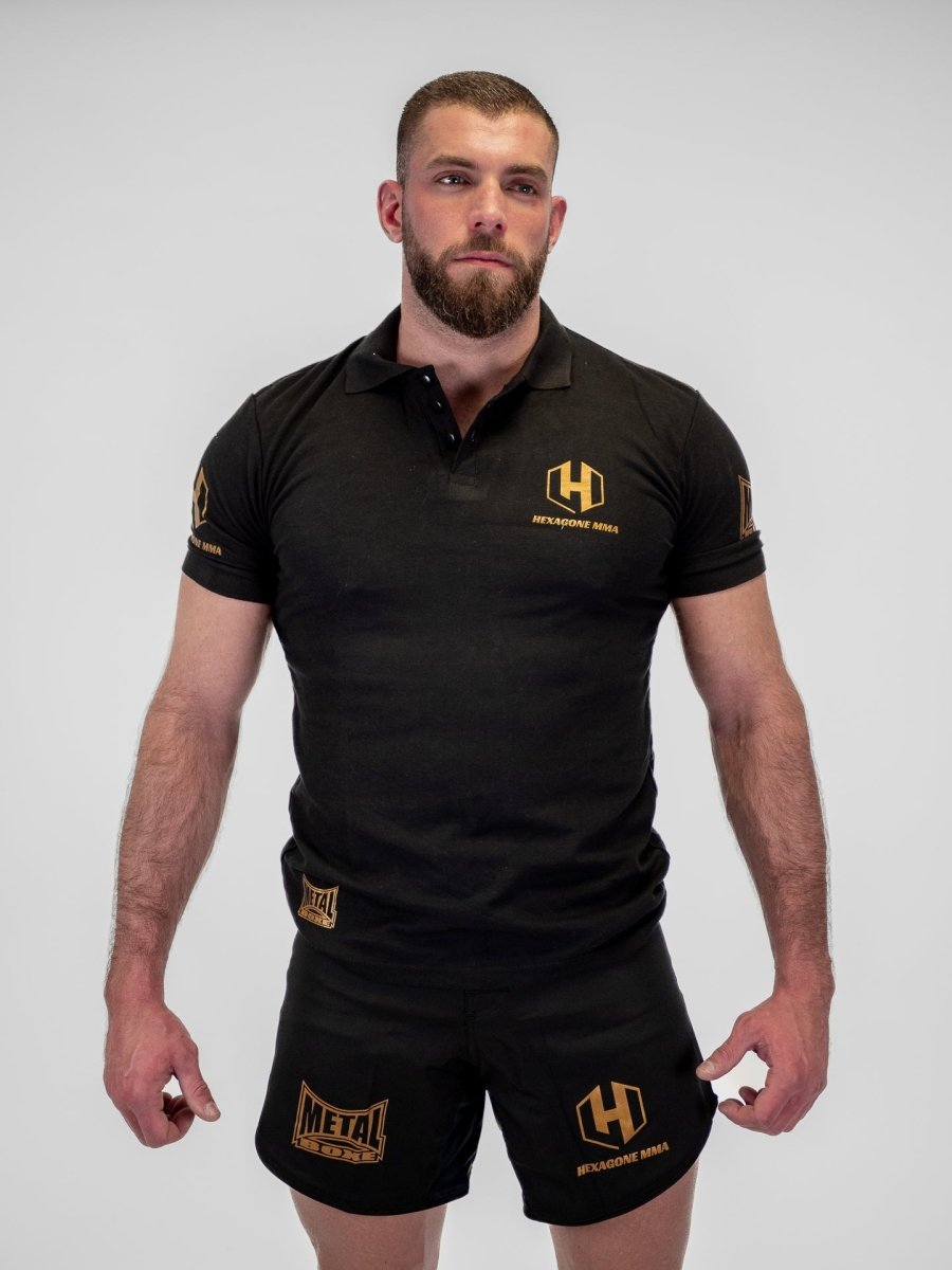Vista frontale polo Metal Boxe Hexagon MMA nera in cotone piqué con loghi ufficiali