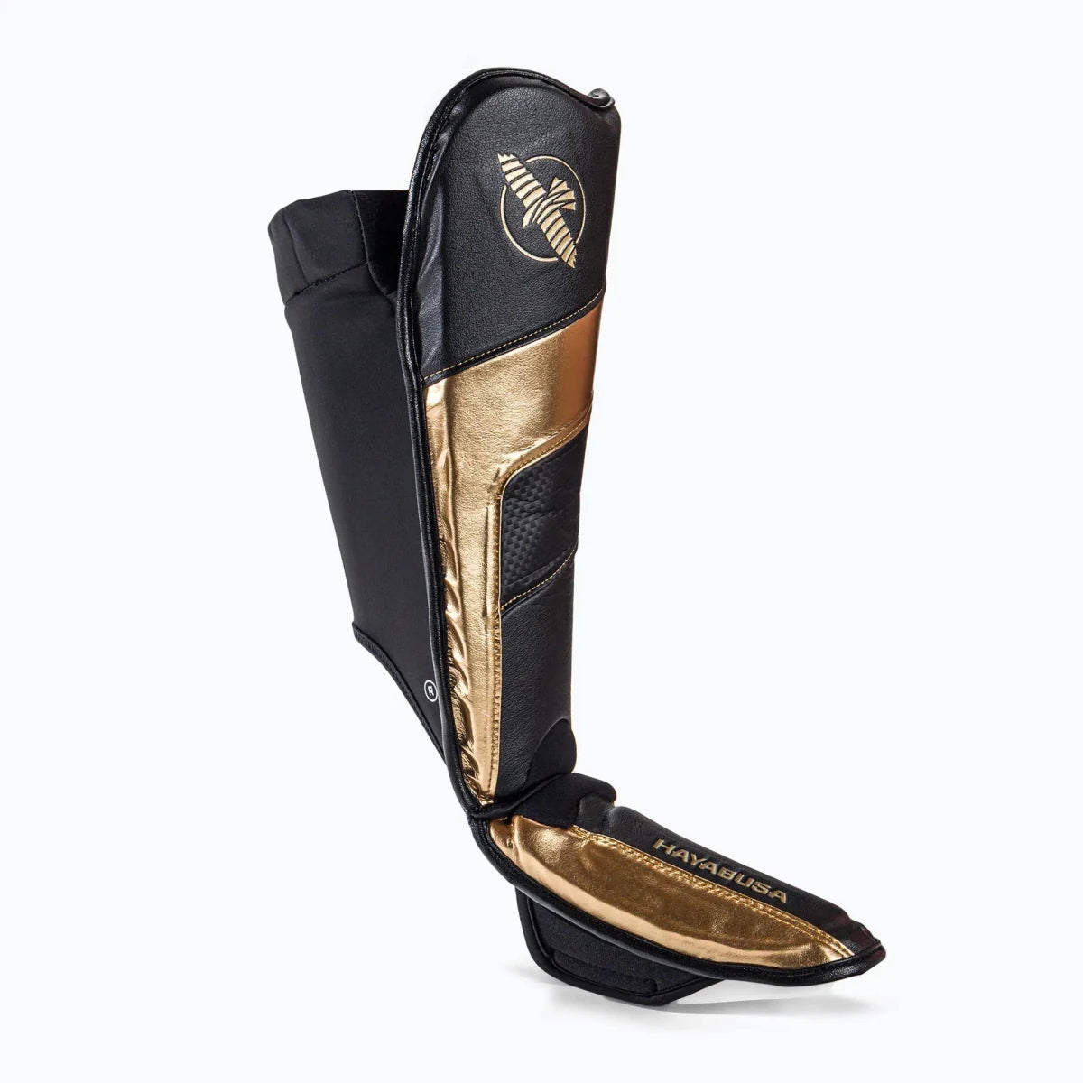 Détail des logos dorés et finitions premium sur les protège-tibias Hayabusa T3 Black Gold.