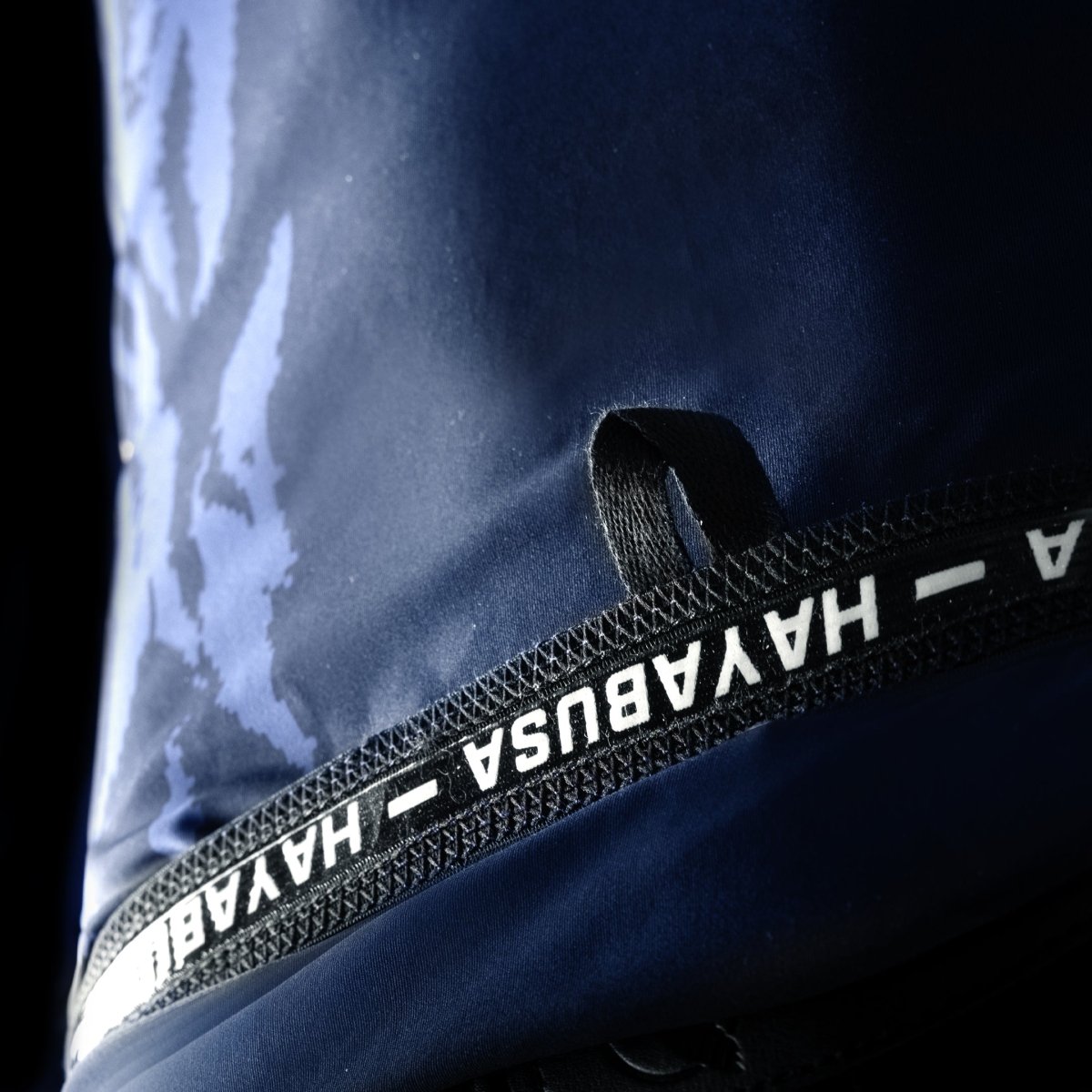 Détail de la boucle de verrouillage sur le rashguard bleu Hayabusa