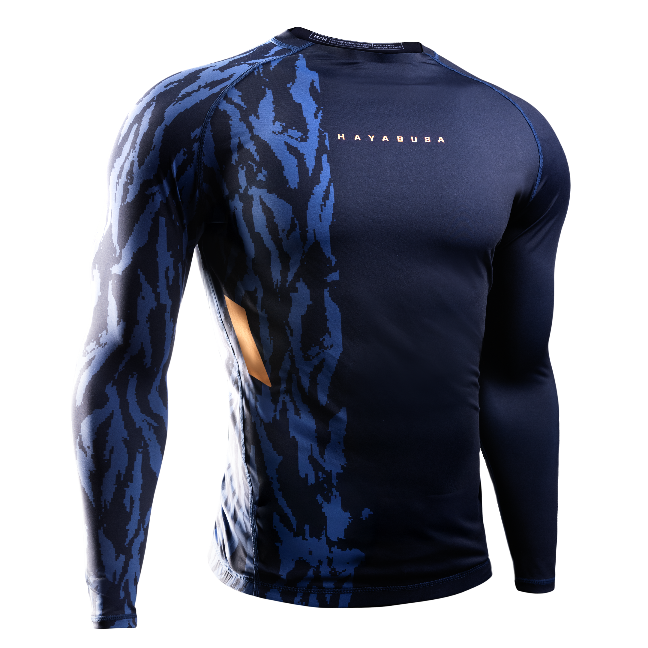 Vista frontale della rash guard Hayabusa Apex blu a maniche lunghe, vestibilità adattiva