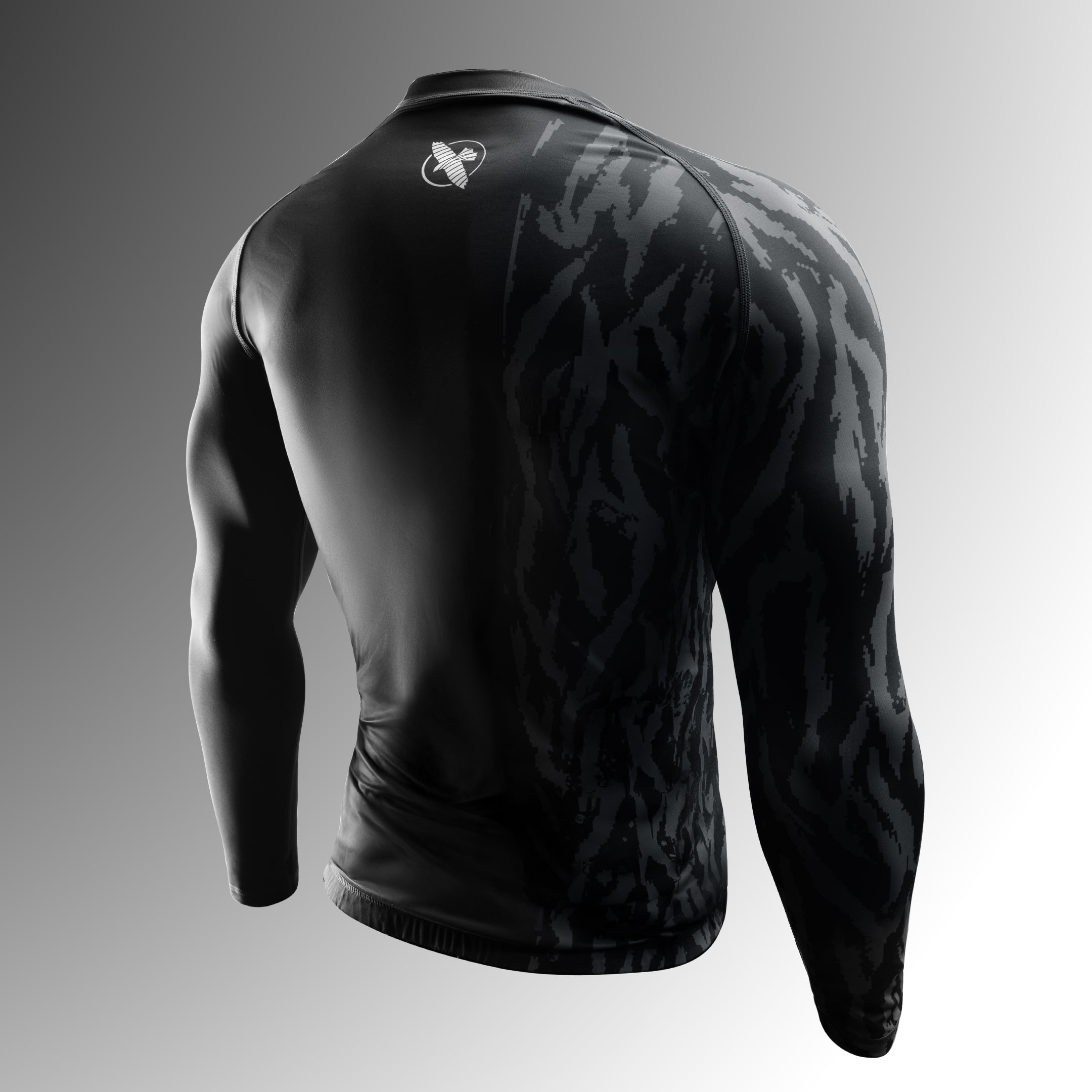 Vista posteriore della rash guard Hayabusa Apex nera, evidenzia il taglio ergonomico e le cuciture rinforzate