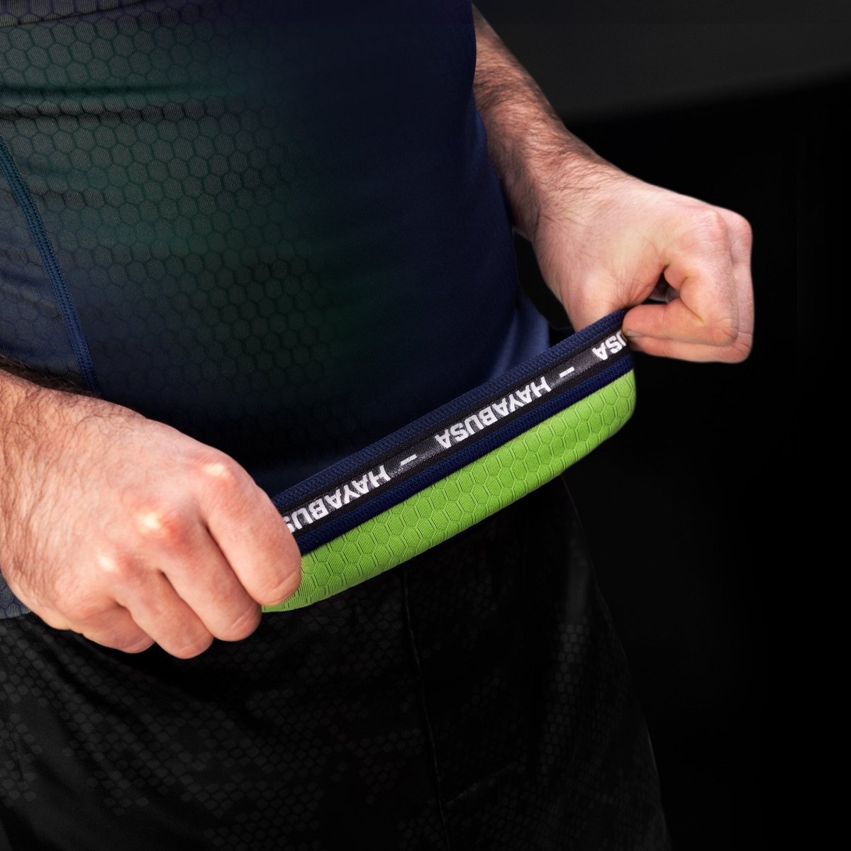 Uitzicht op de binnenkant van de blauw/groene Hayabusa Fusion rashguard, detail van de anti-schuurafwerkingen