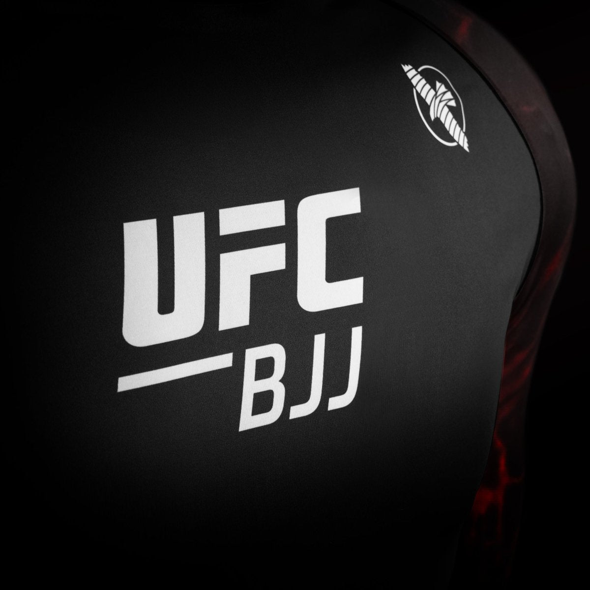 Detail oficiálního loga UFC na černé a červené soutěžní vyrážce