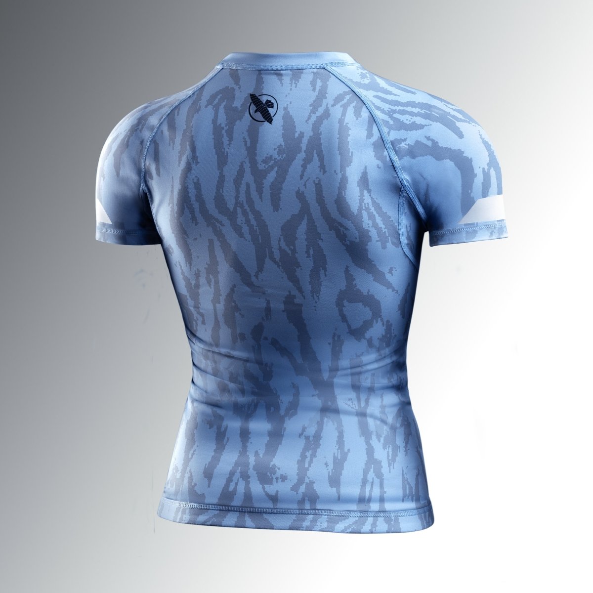 Achteraanzicht van de kristalblauwe Hayabusa Apex rashguard voor dames, met flatlock versterkte stiksels