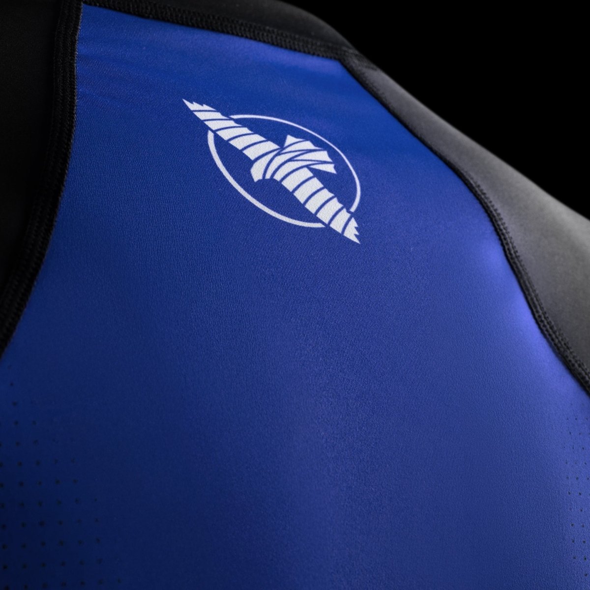 Détail en gros plan des graphismes et du logo Hayabusa sur le rashguard bleu à manches courtes Pro Ranked