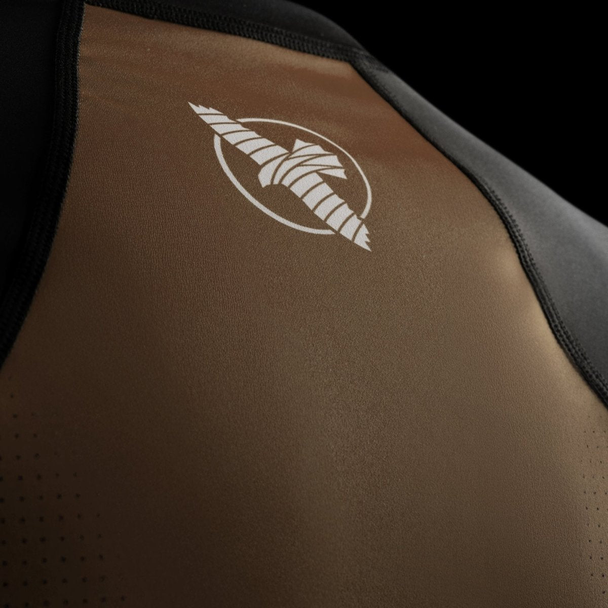 Détail technique du logo Hayabusa imprimé sur le rashguard manches courtes Pro Ranked marron