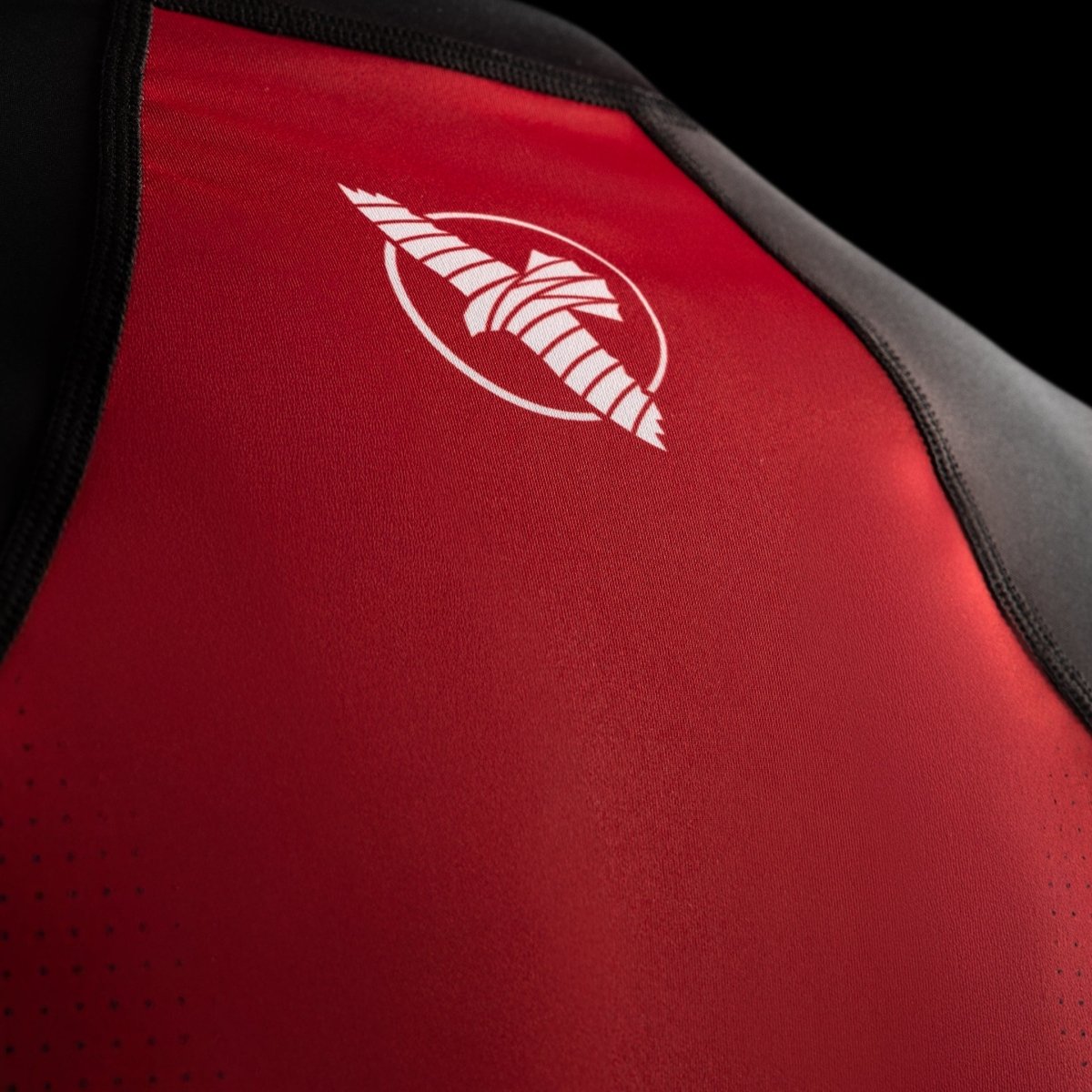 Gros plan du logo Hayabusa sur le rashguard noir Pro Ranked pour le JJB compétitif
