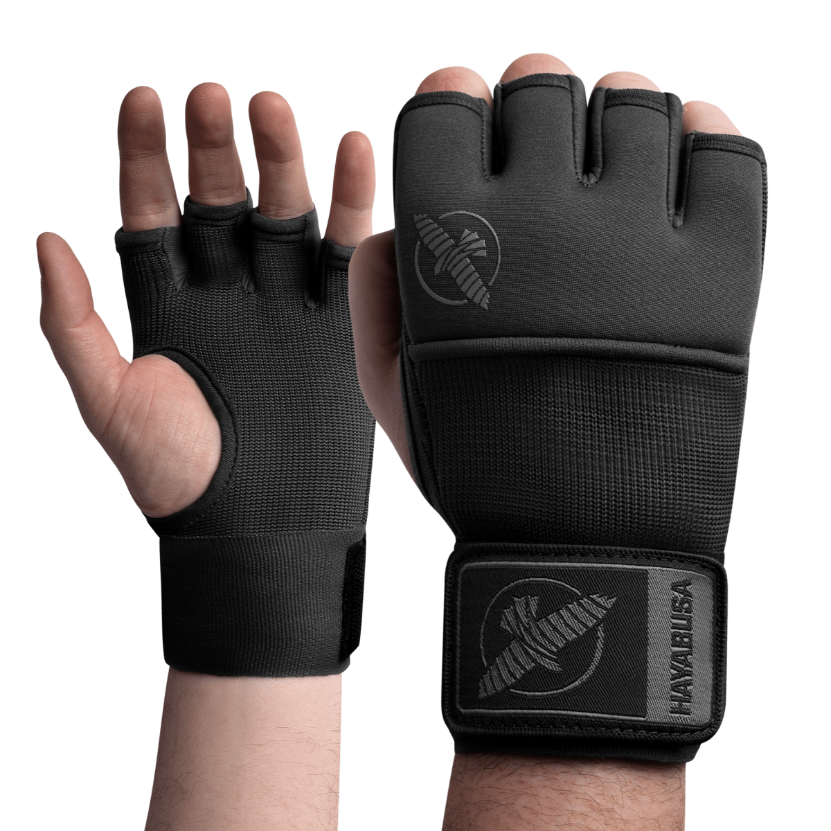 Čelní pohled na profesionální černé spodní rukavice Hayabusa Deluxe Quick Wraps