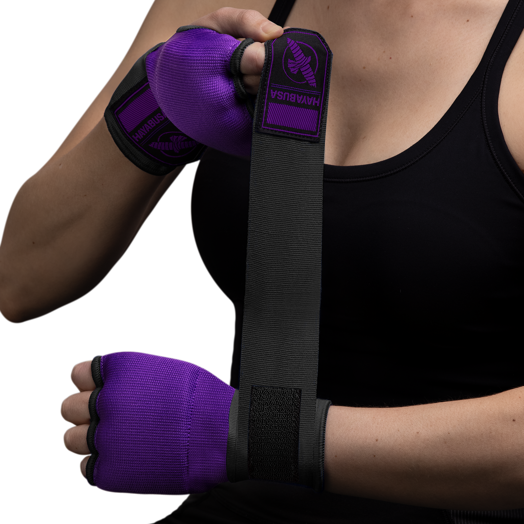 Sottoguanto Hayabusa Quick Wrap viola e nero indossato con fascia in stile messicano distesa