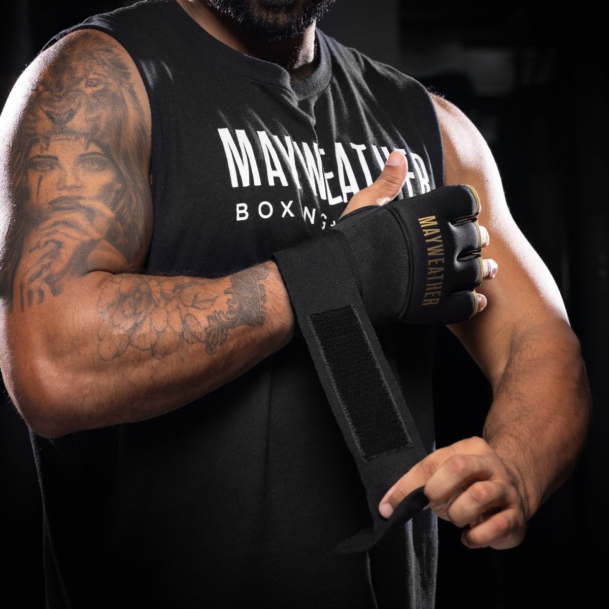 Doublure Mayweather Deluxe Quick Wrap portée avec un bracelet de style mexicain enroulé autour du poignet et main fermée