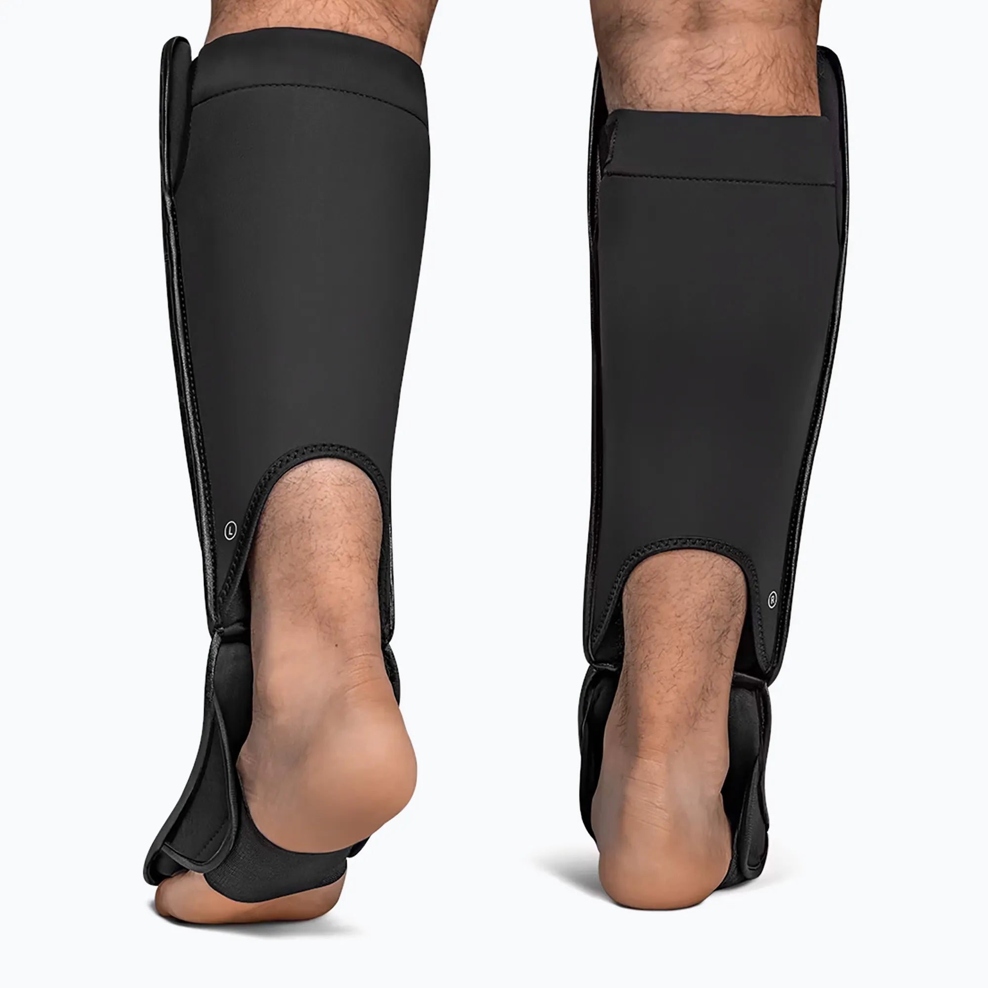 Vista posteriore del sistema di chiusura ergonomico dei paratibia Full Back Hayabusa neri.